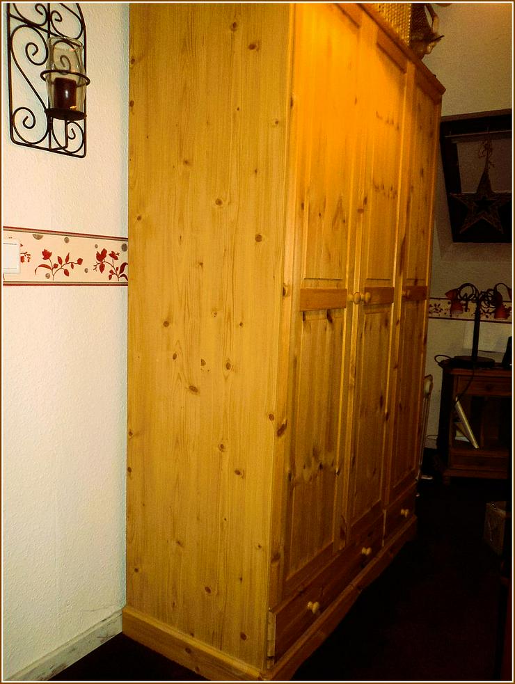 Bild 5: Top-Angebot bis 15.03.: Zwei 3-türige KLEIDER-/GARDEROBEN-Schränke gepflegt und preiswert