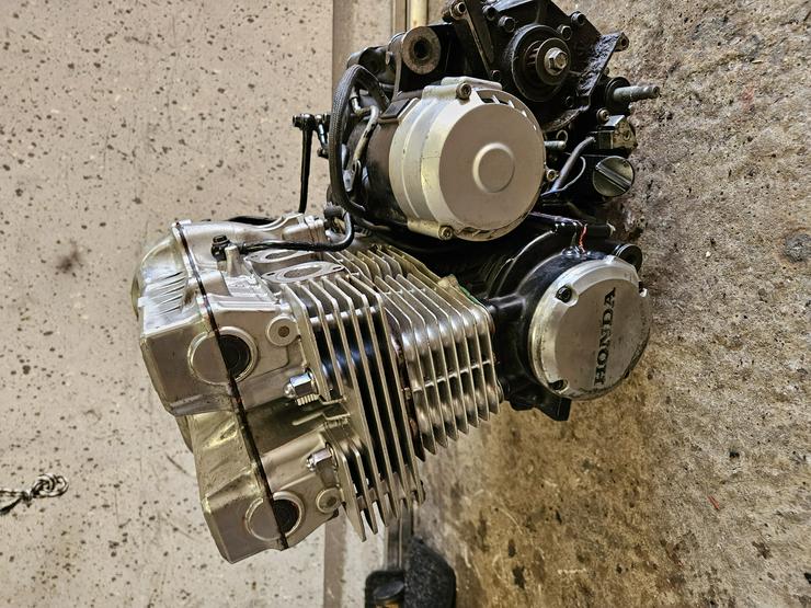 Bild 8: Honda CB 750 Seven Fifty mit 91 PS Motor + Ersatzmotor