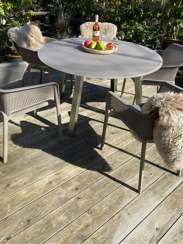 Sehr schöner Gartentisch – modern, elegant und absolut wetterfest