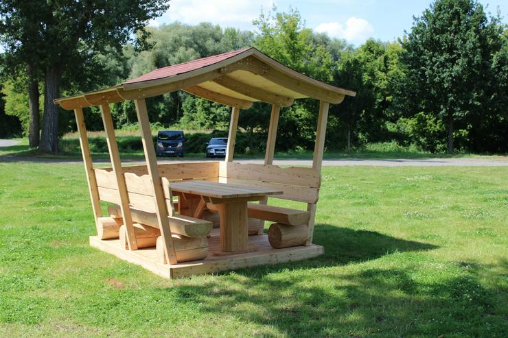 Überdachte Sitzgarnitur. Holzmöbel. Gartenmöbel. Krongartmöbel.