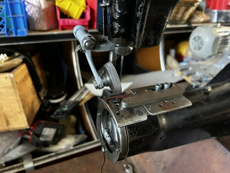 Bild 2: Adler 5-6 Schwere Industrielle Sattlermaschine / Ledernähmaschine mit Servomotor