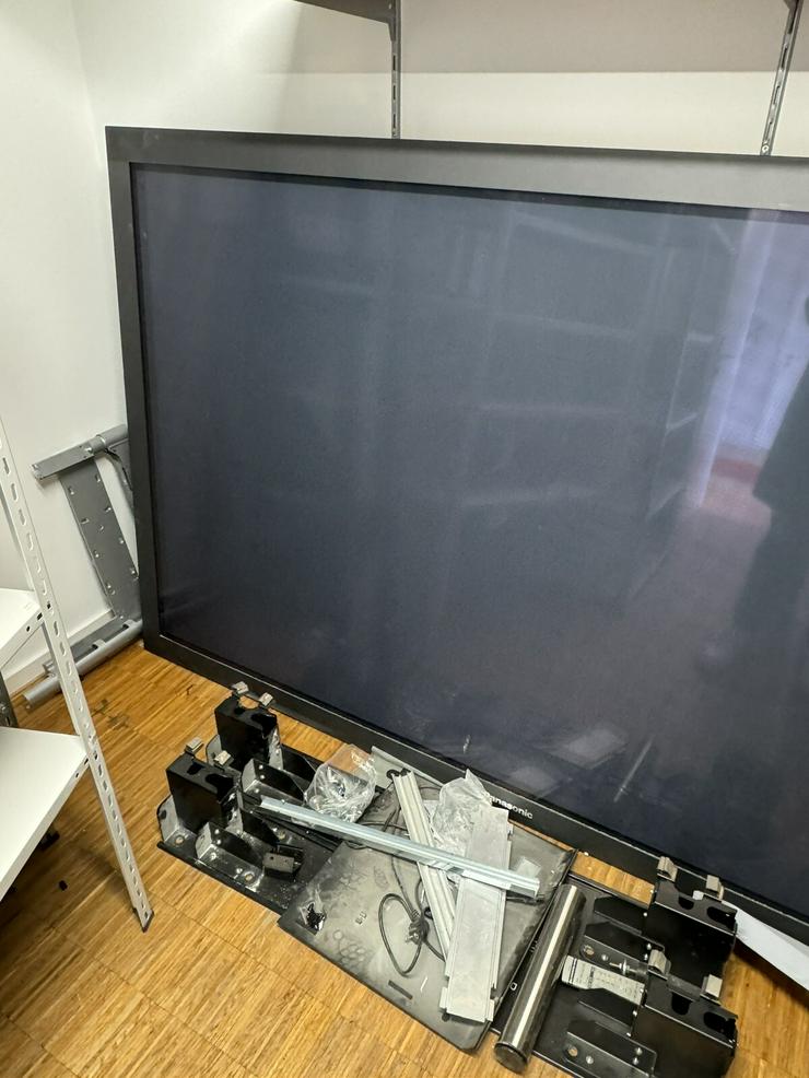 Panasonic 103 Zoll Fernseher