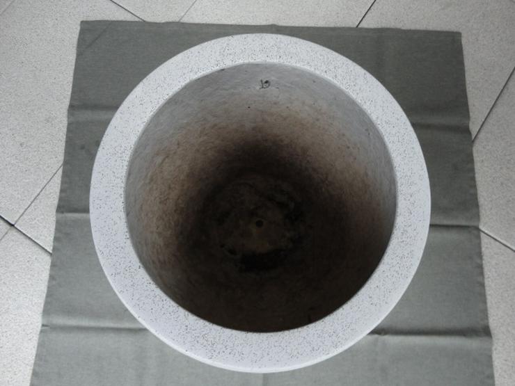 Bild 2: ESTERAS runder Pflanzkübel außen /grau - Fiberglas -