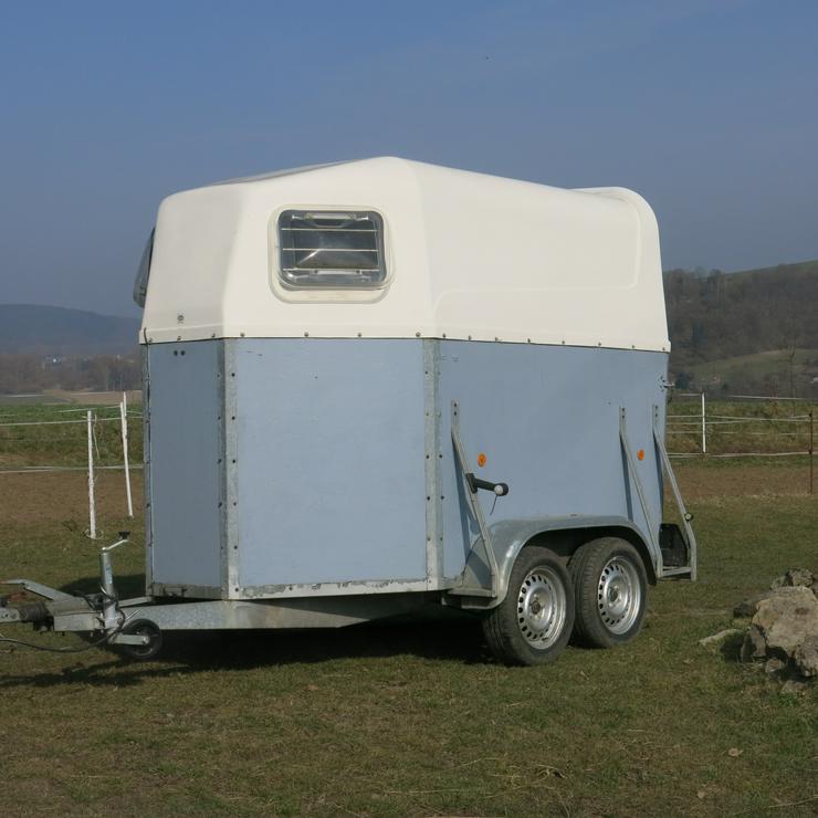 Bild 4: Pferdeanhänger