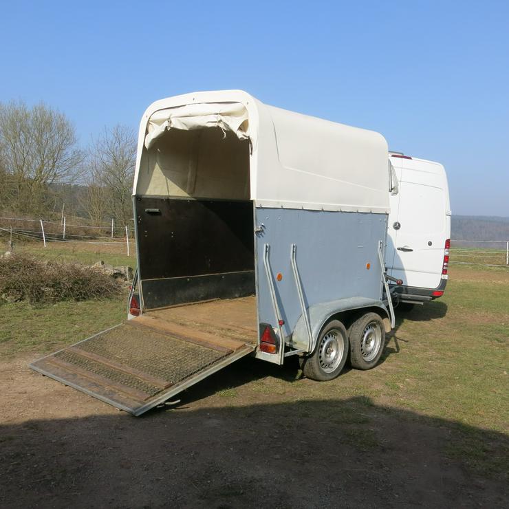 Bild 2: Pferdeanhänger