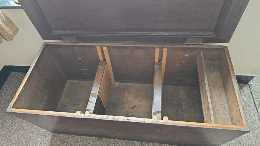 Bild 2: Truhe 2, dunkel, massiv mit 3 Fächern