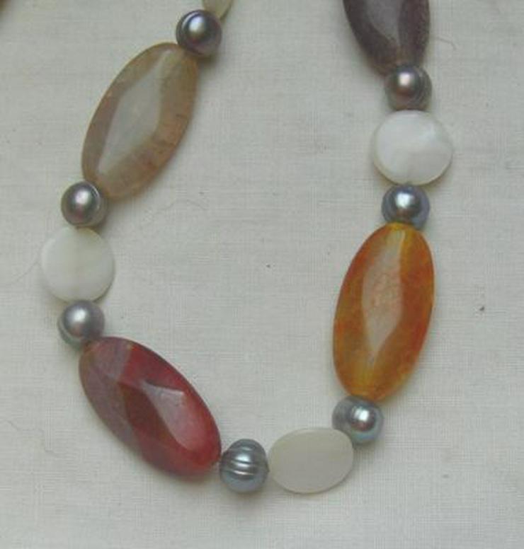 Bild 6: Edelsteinkette mit Achaten, Perlmutt und Perlen