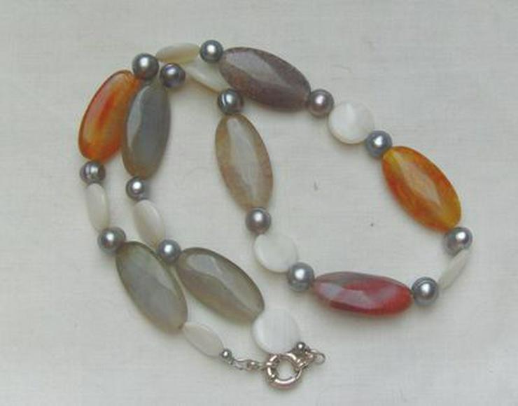 Bild 5: Edelsteinkette mit Achaten, Perlmutt und Perlen