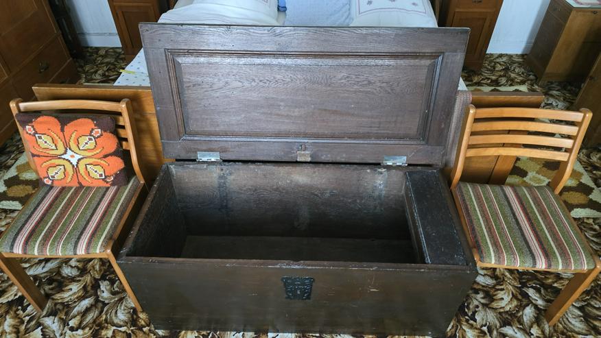 Bild 2: Truhe 3, massiv, dunkel, ideal als Betttruhe