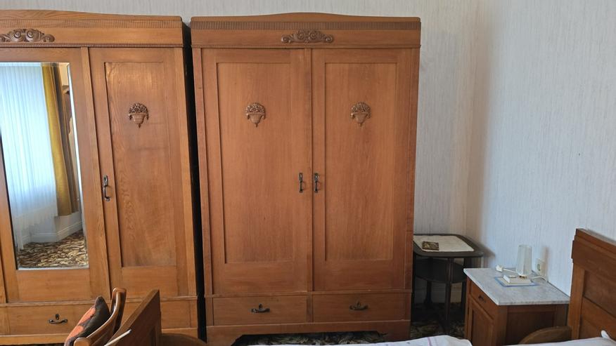 Bild 4: Schlafzimmer. massiv. mit Doppelbett, 2 Nachttische, 2 Kleiderschränke, Spiegel und Kommode, Ankleidespiegel