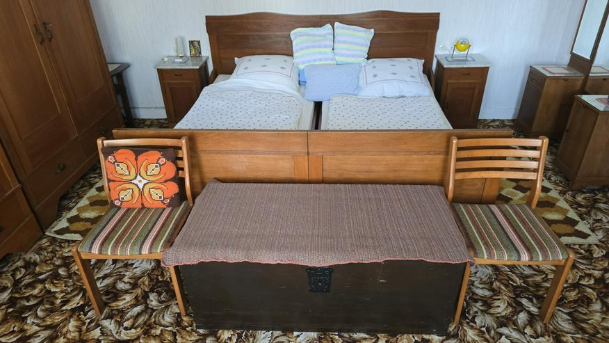 Schlafzimmer. massiv. mit Doppelbett, 2 Nachttische, 2 Kleiderschränke, Spiegel und Kommode, Ankleidespiegel - Betten - Bild 1