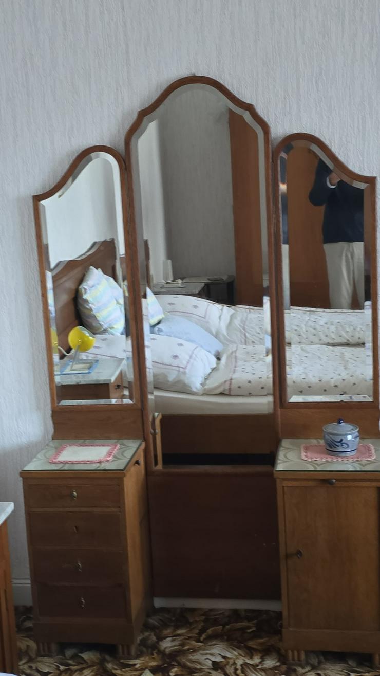 Bild 10: Schlafzimmer. massiv. mit Doppelbett, 2 Nachttische, 2 Kleiderschränke, Spiegel und Kommode, Ankleidespiegel