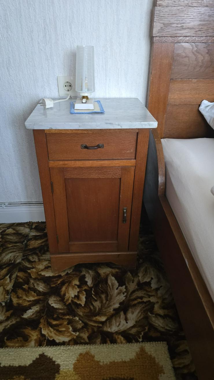 Bild 9: Schlafzimmer. massiv. mit Doppelbett, 2 Nachttische, 2 Kleiderschränke, Spiegel und Kommode, Ankleidespiegel