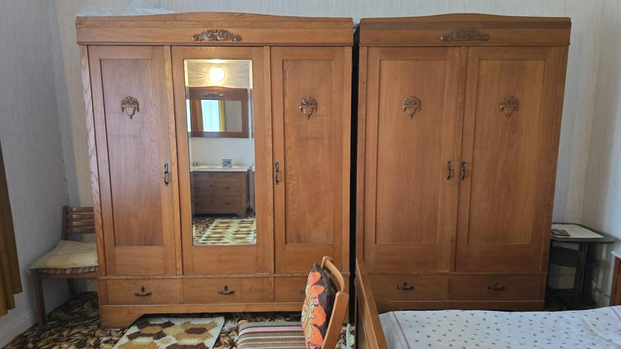 Bild 2: Schlafzimmer. massiv. mit Doppelbett, 2 Nachttische, 2 Kleiderschränke, Spiegel und Kommode, Ankleidespiegel