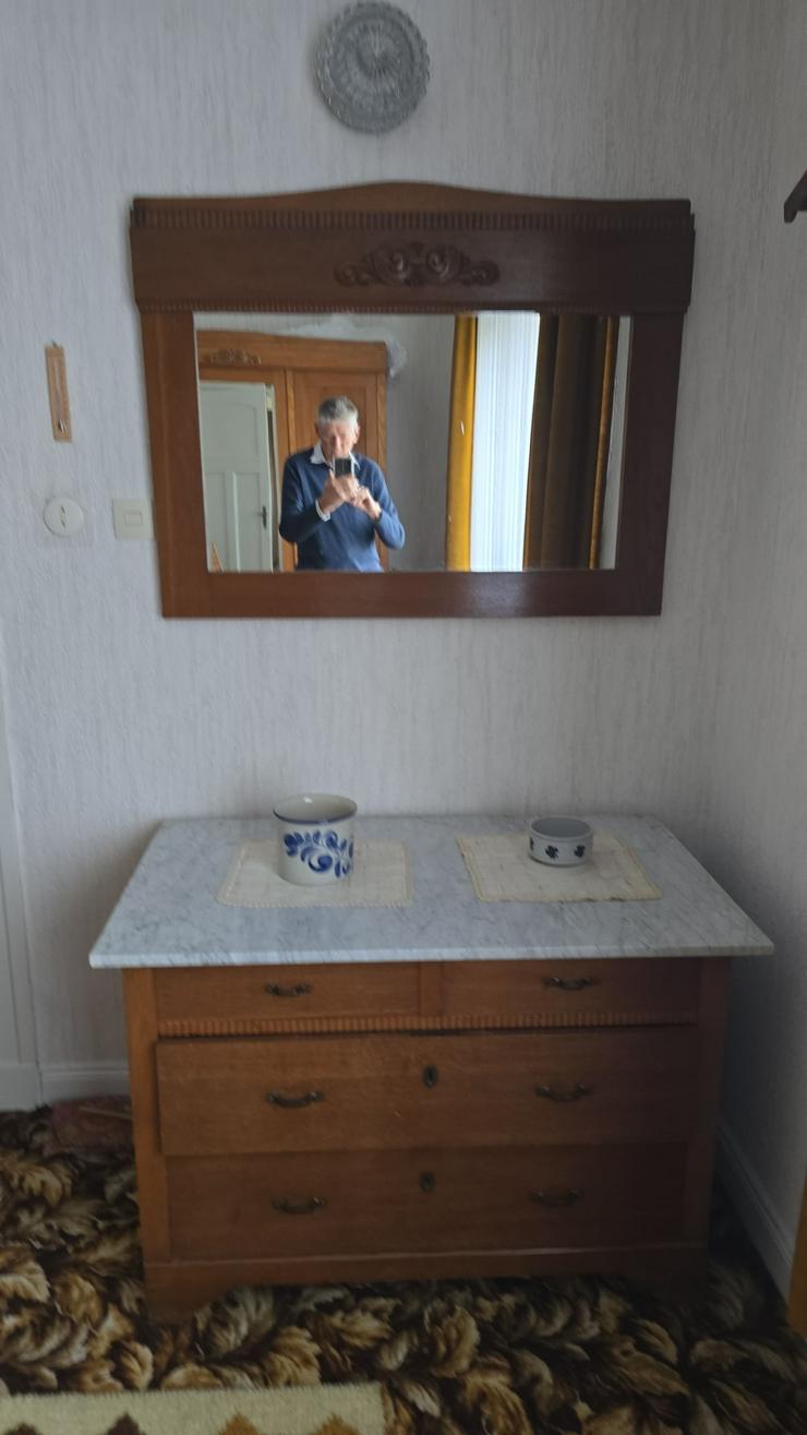 Bild 5: Schlafzimmer. massiv. mit Doppelbett, 2 Nachttische, 2 Kleiderschränke, Spiegel und Kommode, Ankleidespiegel