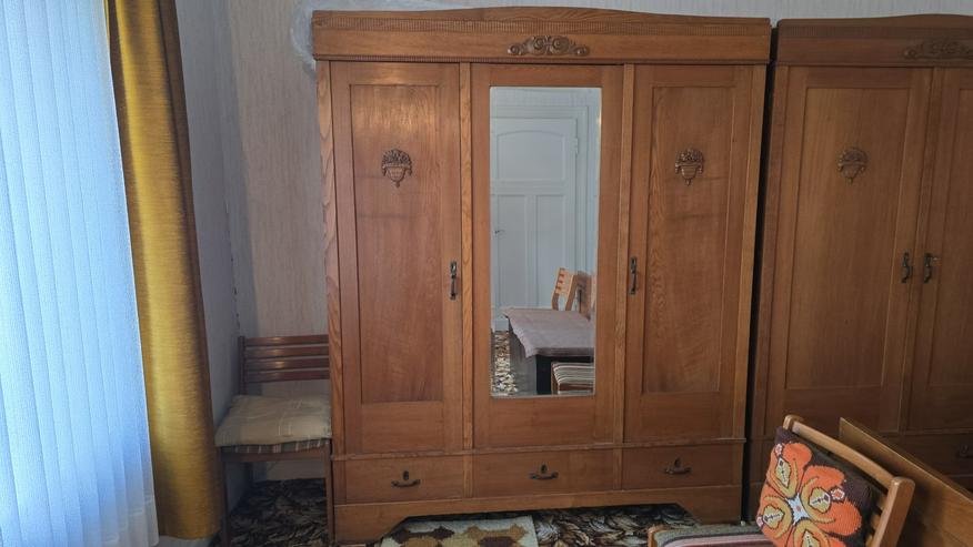 Bild 3: Schlafzimmer. massiv. mit Doppelbett, 2 Nachttische, 2 Kleiderschränke, Spiegel und Kommode, Ankleidespiegel