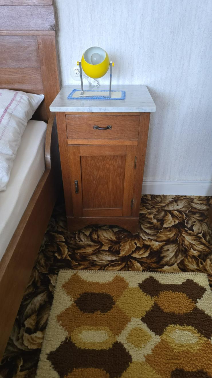 Bild 8: Schlafzimmer. massiv. mit Doppelbett, 2 Nachttische, 2 Kleiderschränke, Spiegel und Kommode, Ankleidespiegel