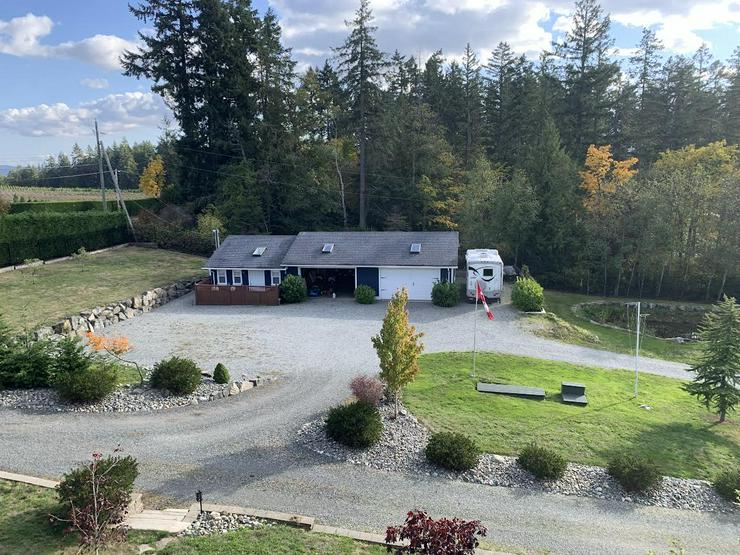 Bild 6: 2.5 sonnige Hektar  Grundstück mit Haus, separate Wohnung und drei Garagen 