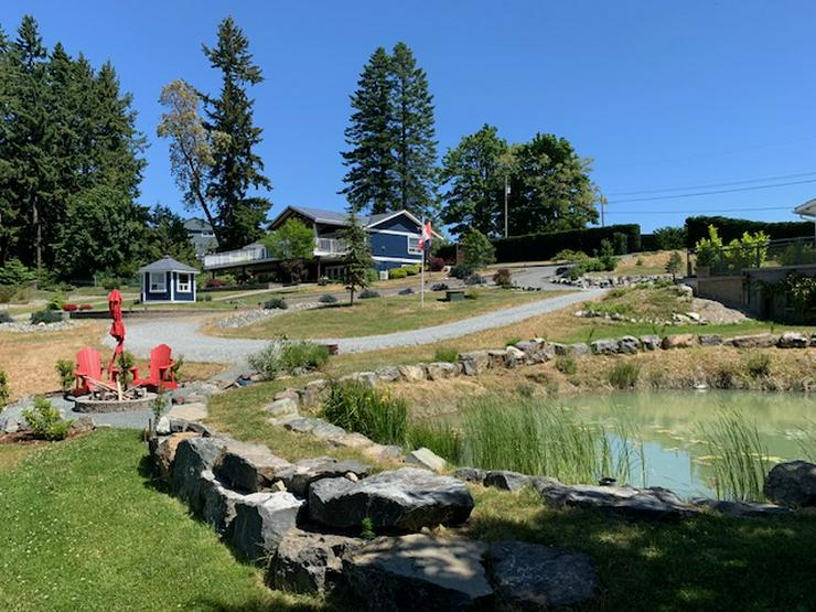 Bild 2: 2.5 sonnige Hektar  Grundstück mit Haus, separate Wohnung und drei Garagen 
