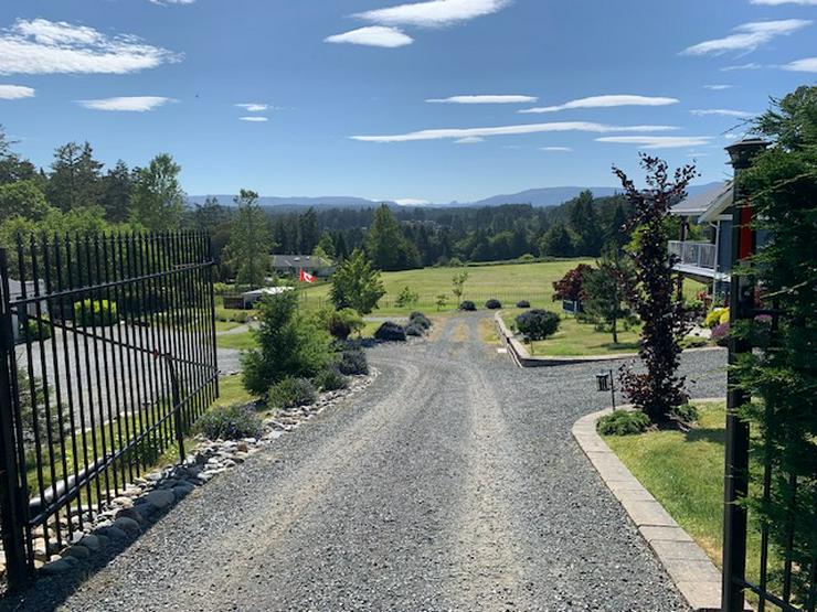 Bild 3: 2.5 sonnige Hektar  Grundstück mit Haus, separate Wohnung und drei Garagen 