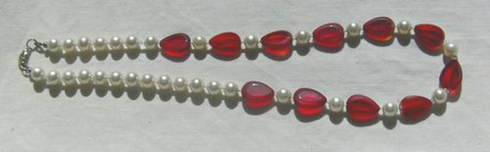 Bild 5: Halskette, rote Glasteine mit weissen Perlen