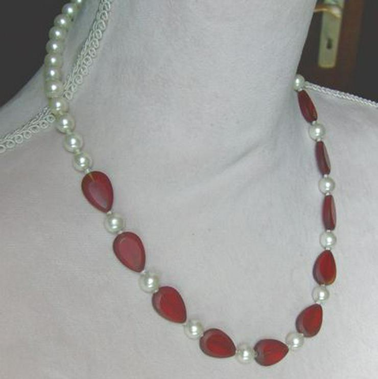 Bild 3: Halskette, rote Glasteine mit weissen Perlen