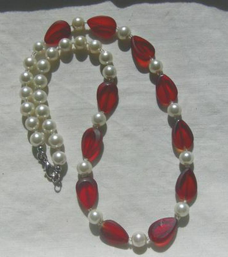 Bild 6: Halskette, rote Glasteine mit weissen Perlen