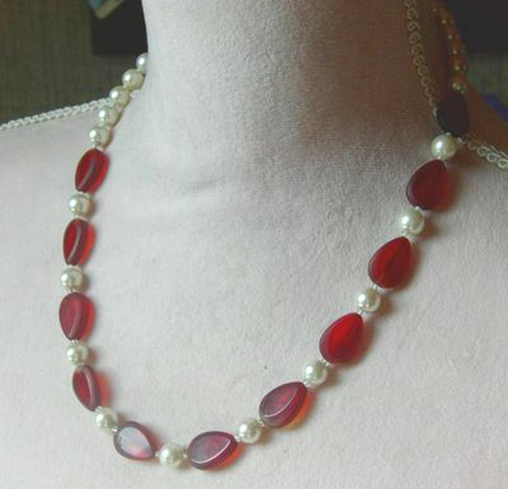 Bild 2: Halskette, rote Glasteine mit weissen Perlen