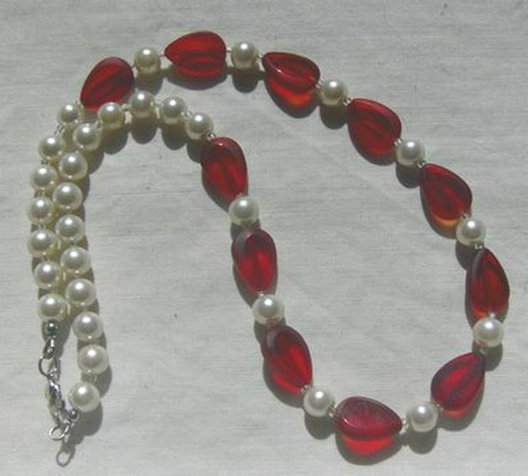 Bild 4: Halskette, rote Glasteine mit weissen Perlen