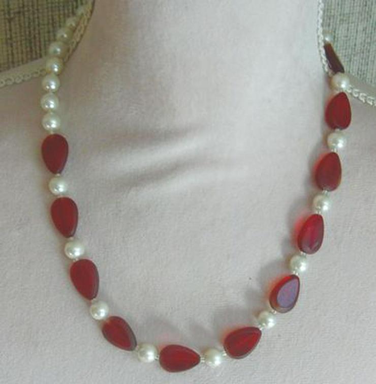 Bild 7: Halskette, rote Glasteine mit weissen Perlen