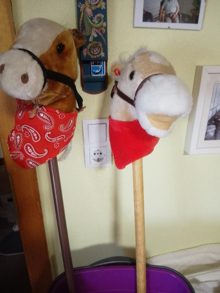 2 Holzsteckenpferde auch einzel abzugeben mit Ton im Ohr - Schaukeltiere - Bild 1