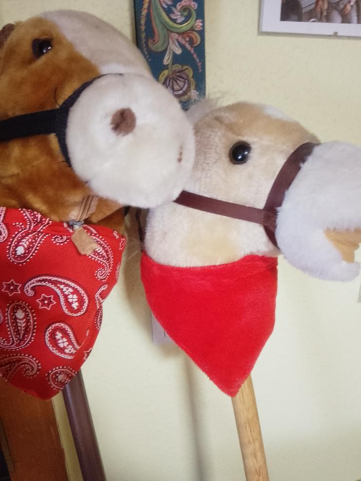 Bild 2: 2 Holzsteckenpferde auch einzel abzugeben mit Ton im Ohr