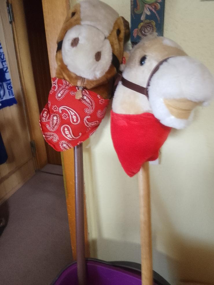 Bild 4: 2 Holzsteckenpferde auch einzel abzugeben mit Ton im Ohr