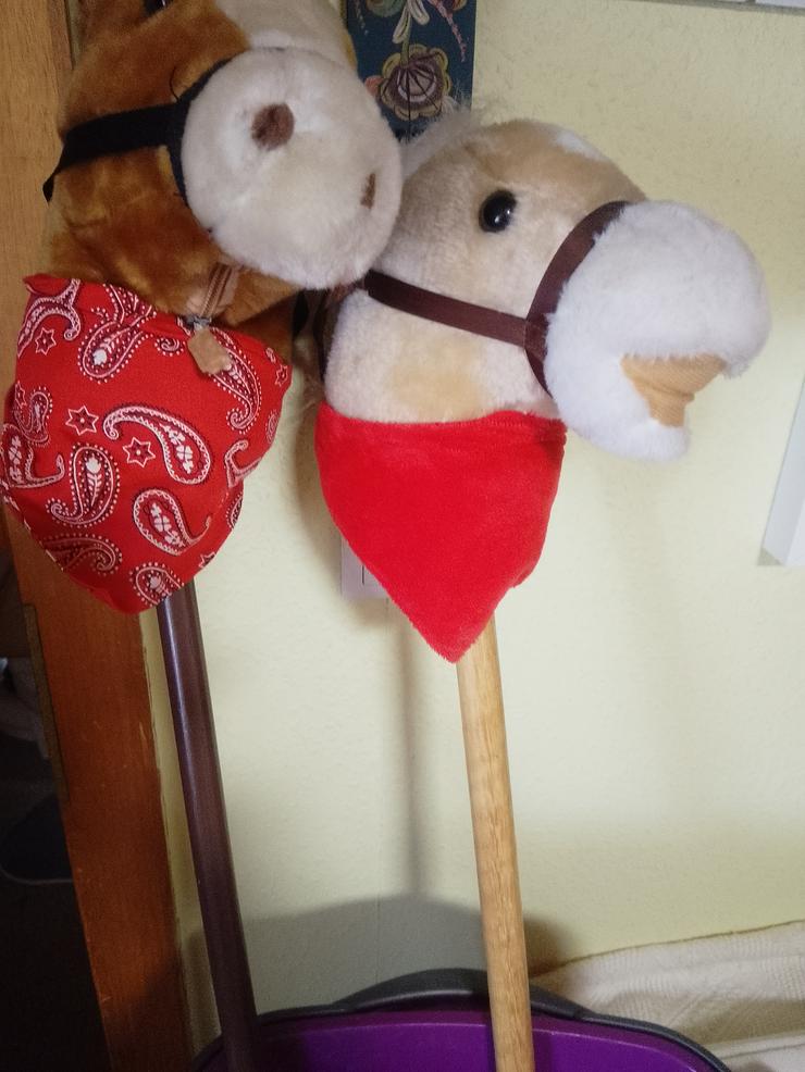 Bild 5: 2 Holzsteckenpferde auch einzel abzugeben mit Ton im Ohr