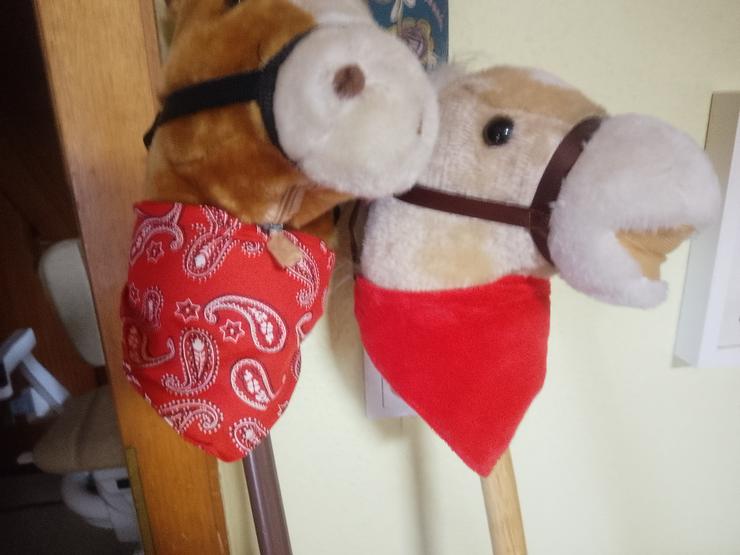 Bild 3: 2 Holzsteckenpferde auch einzel abzugeben mit Ton im Ohr