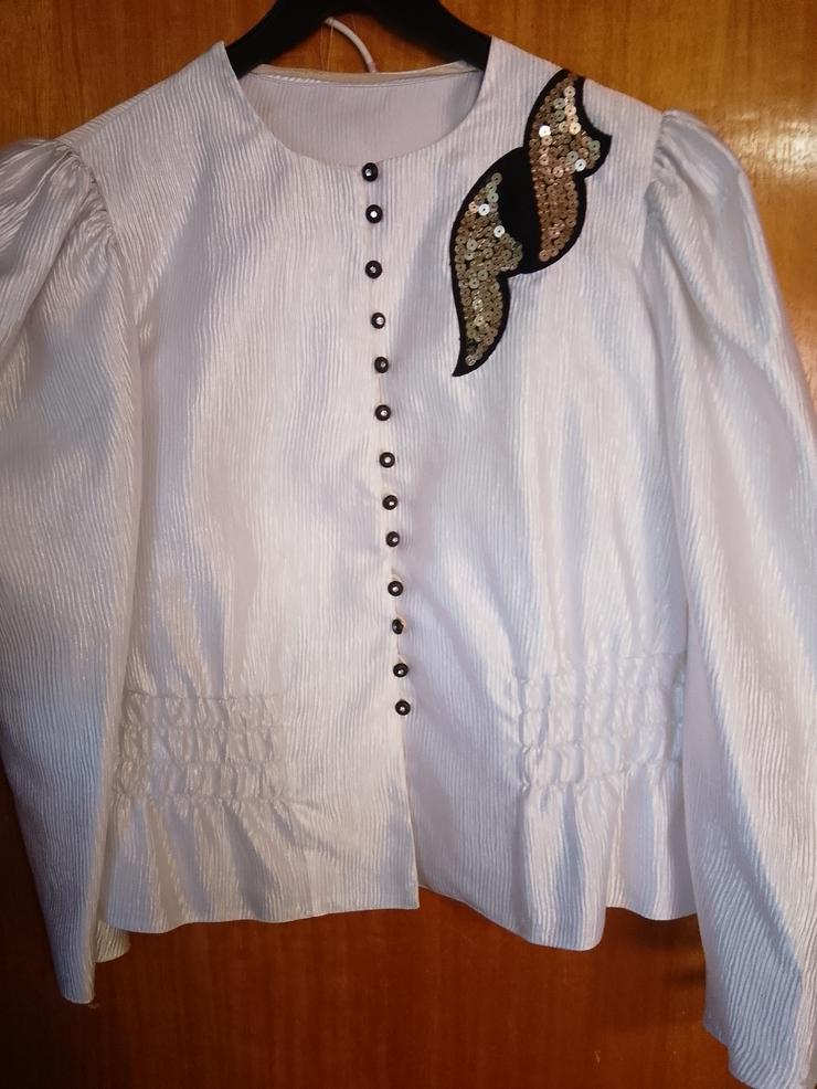 Elegante Damen Bluse mit Strass Emblem und kleine Glasperlknöpfe