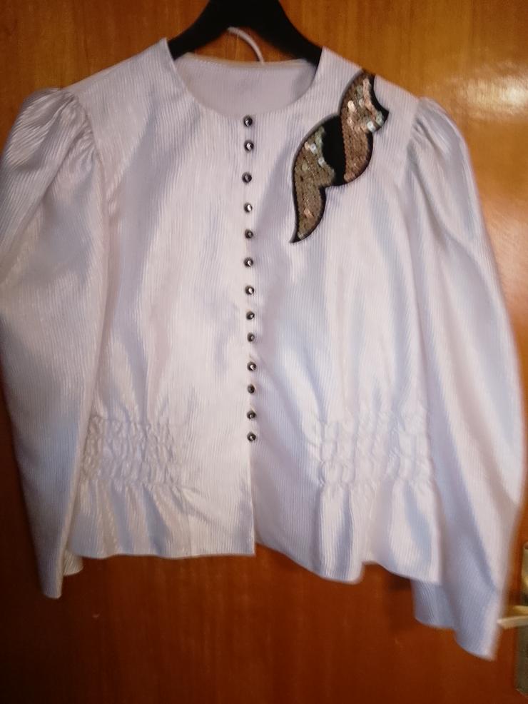 Bild 2: Elegante Damen Bluse mit Strass Emblem und kleine Glasperlknöpfe