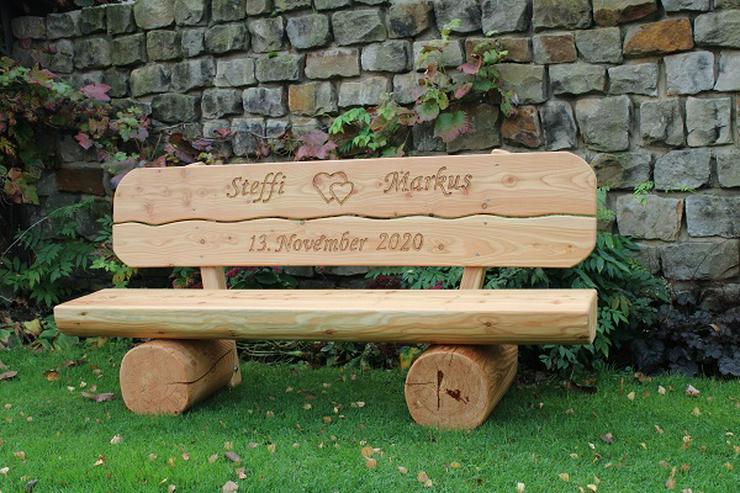 Bild 9: Überdachte Holzmöbel. Gartenlaube. Sitzgarnitur.