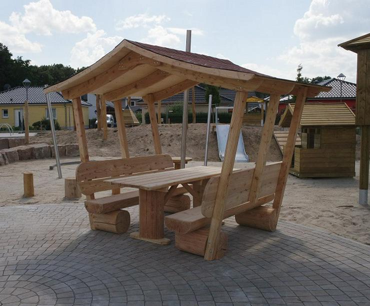 Bild 2: Überdachte Holzmöbel. Gartenlaube. Sitzgarnitur.