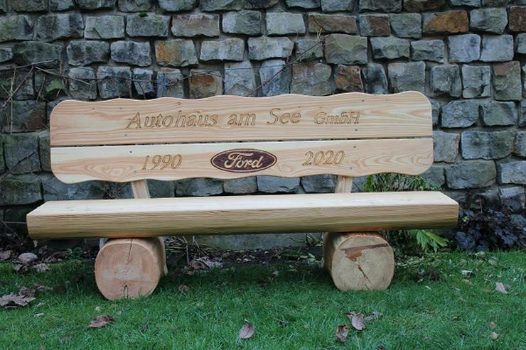 Bild 8: Überdachte Holzmöbel. Gartenlaube. Sitzgarnitur.