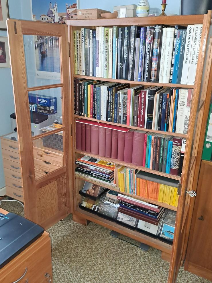 Bild 2: Bücher-/ Geräteschrank