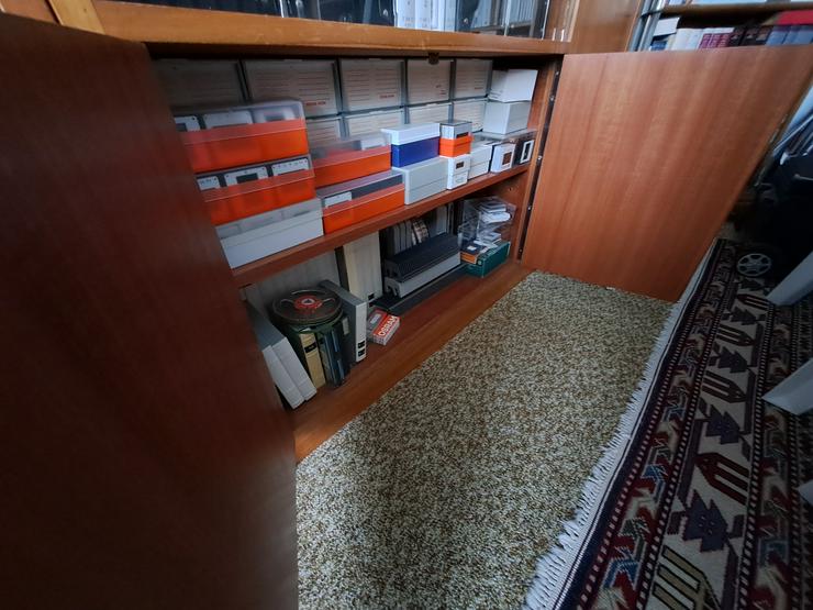 Bild 3: Phonoschrank 4-flügelig mit Glasschiebetüren im Mittelteil 