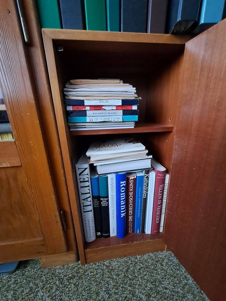 Bild 2: Phonoschrank 4-flügelig mit Glasschiebetüren im Mittelteil 