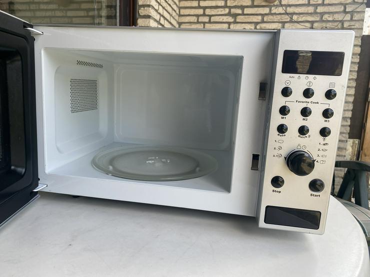 Bild 2: Mikrowelle LG. Funktioniert einwandfrei-19 Euro