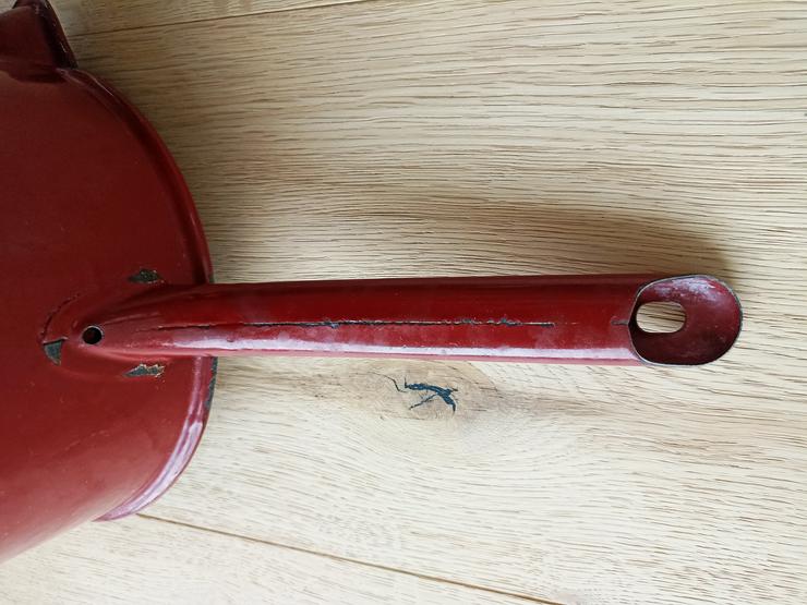 Bild 3: Lackierter emaillierter Metalltopf Retro Rostfarben mit Stiel Schnabel Dekoration
