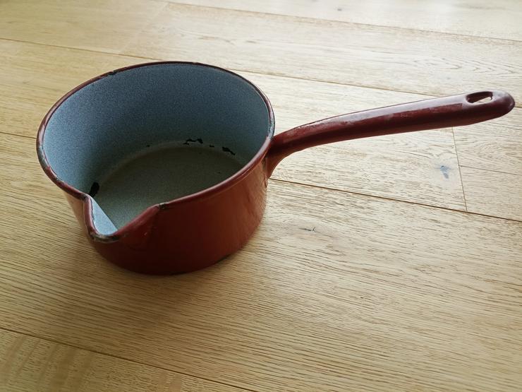 Bild 5: Lackierter emaillierter Metalltopf Retro Rostfarben mit Stiel Schnabel Dekoration