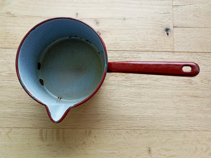 Lackierter emaillierter Metalltopf Retro Rostfarben mit Stiel Schnabel Dekoration