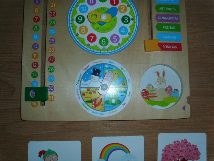 Bild 4: Lerntafel von MyToys, Holz für Uhrzeit, Datum Monate usw.