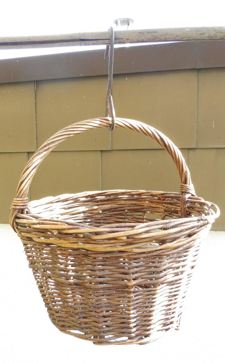 Weidenkorb mit Haken zum Aufhängen