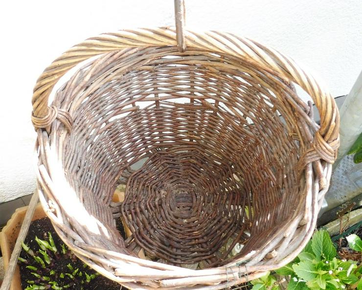 Bild 3: Weidenkorb mit Haken zum Aufhängen